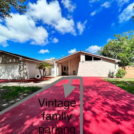 Villa Vintage Family Scape + Heated Pool&Discount Tampa Exterior foto