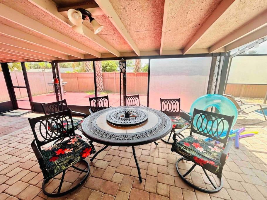 Villa Vintage Family Scape + Heated Pool&Discount Tampa Exterior foto